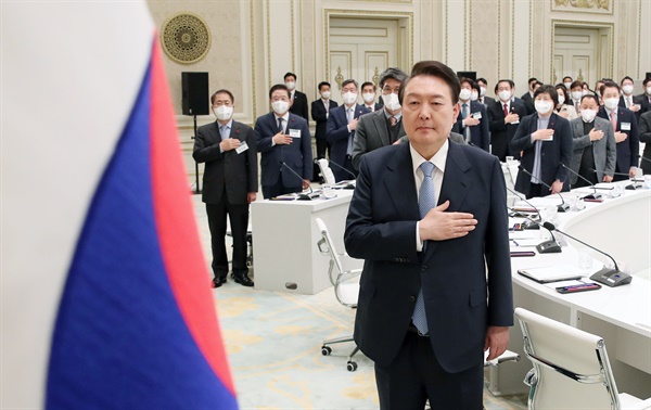 국기에 경례하는 윤석열 대통령  윤석열 대통령이 4일 청와대 영빈관에서 열린 농림축산식품부-해양수산부 업무보고에서 국기에 경례를 하고 있다.