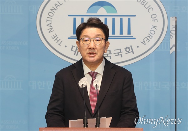 권성동 국민의힘 의원이 5일 서울 여의도 국회 소통관에서 당대표 선거 불출마를 선언하고 있다. 
