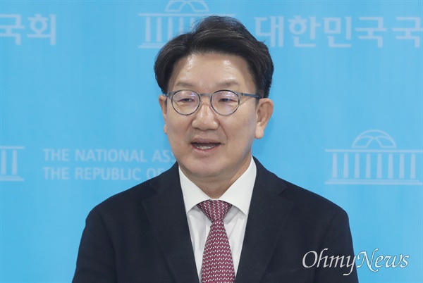 권성동 국민의힘 의원이 5일 서울 여의도 국회 소통관에서 당대표 선거 불출마를 선언한 뒤 기자들의 질문에 답하고 있다. 