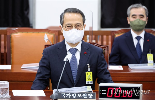 김규현 국정원장이 5일 국회에서 열린 정보위 전체회의에 참석해 자리에 앉아 있다.