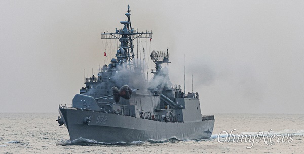 지난 1월 4일 오후 태안 서방 해역에서 열린 해상기동훈련에 참여한 해군 2함대 을지문덕함(DDH-1)이 대공사격을 하고 있다(자료사진)