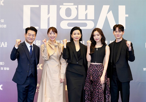  5일 오후 JTBC 새 토일 드라마 <대행사> 제작발표회에서 배우 조성하, 전혜진, 이보영, 손나은, 한준우가 카메라를 향해 포즈를 취하고 있다.