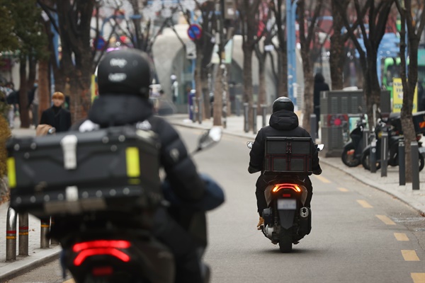 지난 1월 5일 서울 시내에서 이동하는 배달 라이더들. 