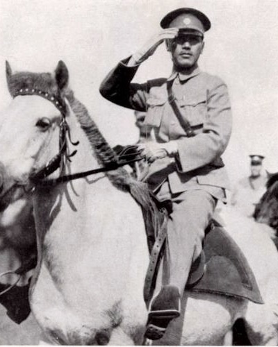 국민혁명군 총사령관 장제스가 북벌에 참여하는 군대를 사열하는 모습 (1926년 추정)
