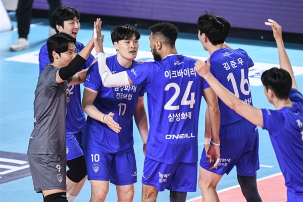  남자프로배구 삼성화재 선수들이 5일 열린 2022-2023 V리그 한국전력전에서 승리를 기뻐하고 있다 