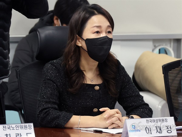 더불어민주당 전국여성위원장 이재정 의원이 6일 오전 서울 여의도 국회 의원회관에서 열린 확대간부회의에 참석하고 있다.