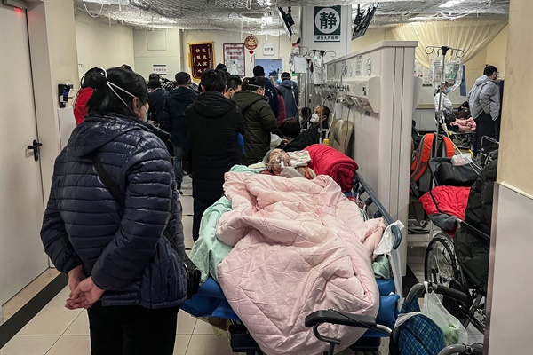 지난 3일 베이징의 한 병원 응급실 복도에서 환자가 침대에서 치료를 받고 있다.
