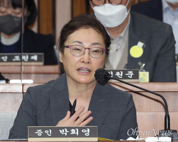박희영 용산구청장이 6일 국회에서 열린 이태원 참사 국정조사특위 2차 청문회에서 의원 질의에 답변하고 있다.