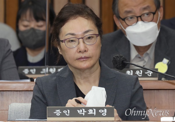 박희영 용산구청장이 6일 국회에서 열린 이태원 참사 국정조사특위 2차 청문회에서 의원 질의에 답변하고 있다.