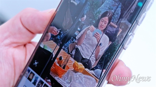 이태원 참사 희생자 고 이주영씨의 아버지 이정민씨가 휴대폰 속 딸의 사진을 바라보고 있다. 