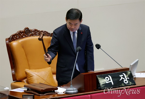  김진표 국회의장이 6일 오후 서울 여의도 국회에서 열린 본회의에서 이태원 참사 진상규명과 재발방지를 위한 국정조사특별위원회 활동기간 연장안 가결을 알리며 의사봉을 두드리고 있다.