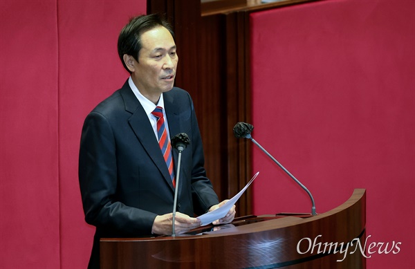  우상호 이태원 참사 국정조사특별위원회 위원장이 6일 오후 서울 여의도 국회에서 열린 본회의에서 이태원 참사 진상규명과 재발방지를 위한 국정조사특별위원회 활동기간 연장의 건에 대한 제안설명을 하고 있다.