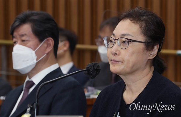 박희영 용산구청장이 지난 6일 국회에서 열린 이태원 참사 국정조사특위 2차 청문회에서 의원 질의에 답변하고 있다.