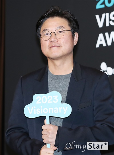 나영석, 선구적 PD 나영석 PD가 8일 오후 서울 마포구 CJ ENM 상암센터에서 열린 < 2023 비저너리(Visionary) Awards > 포토월에서 포토타임을 갖고 있다. < 2023 비저너리(Visionary) Awards >는 2020년부터 CJ ENM이 엔터테인먼트 산업의 트렌드를 주도하며 변화와 혁신을 선도하는 선구적인 인물들을 수상하는 시상식으로, '2023 비저너리'로 선정된 인물은 김혜수 배우, 나영석 PD, 마동석 배우 , 박은빈 배우, 박찬욱 감독, 아이유 가수, 걸그룹 (여자)아이들, 이정재 배우, 이진주 PD, 정서경 작가 등 총 10인이다.