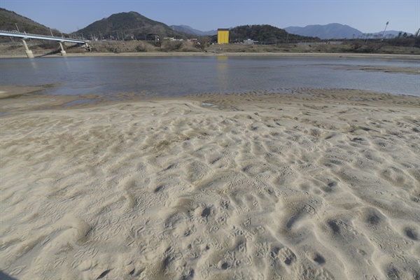 모래톱 위를 낮은 물길이 흘러가는 전형적인 낙동강의 모습이다. 모래톱을 거쳐가면서 물은 맑아진다. 이것이 모래를 통한 강의 자장작용이다. 