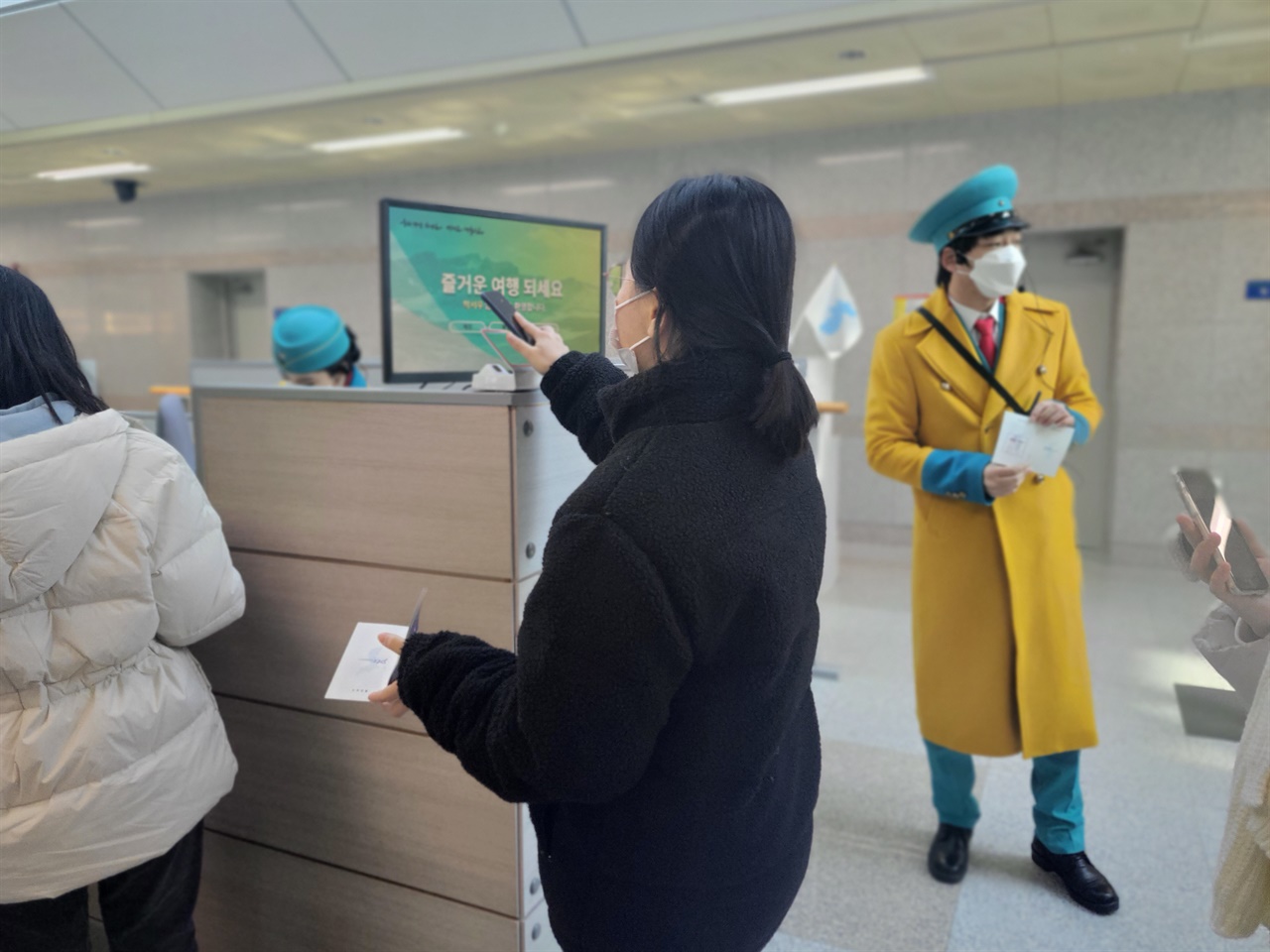 참가자들이 가상의 티켓을 통해 탑승수속을 밟고 있는 모습. 북한 안내원으로 분한 배우들의 모습이 인상적이다