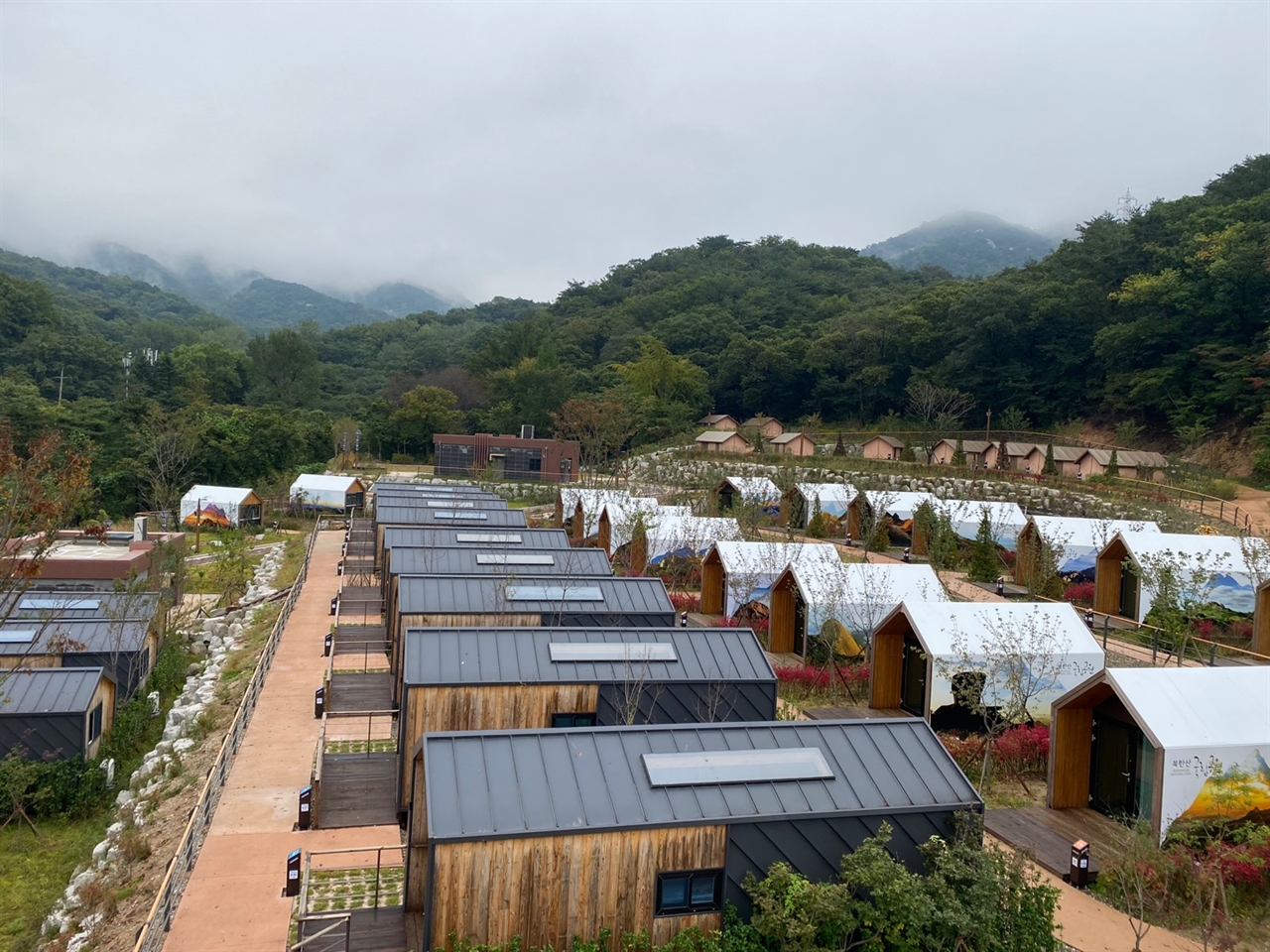  개장 준비중인 북한산 사기막골 야영장 전경. 흰지붕은 ‘솔막’이라는 간이숙소, 바로 옆은 ‘카라반’이라는 조금 고급스러운 숙소다.