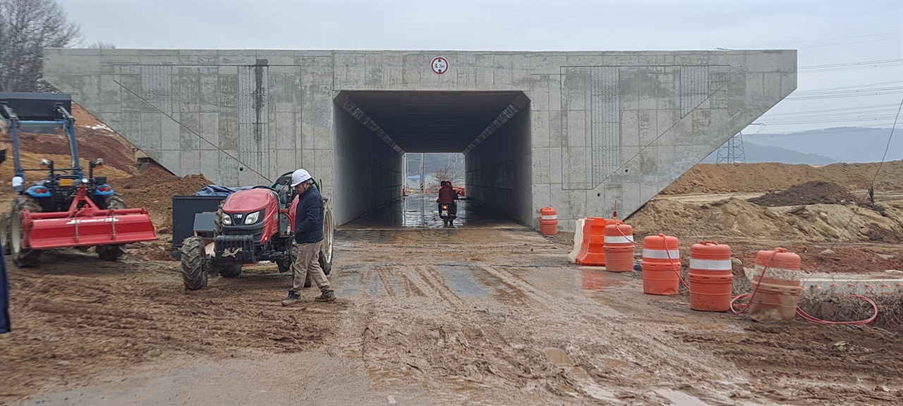 충남 청양군 청수리에 만들어진 인공 터널.  청수리 주민들은 터널의 폭이 좁아 터널 밖에 별도의 보행로를 설치해야 한다고 주장하고 있다. 
