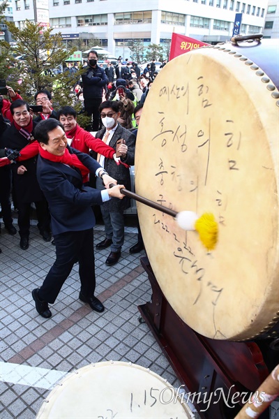국민의힘 당권주자인 김기현 의원이 9일 서울 여의도 대산빌딩에 마련된 '이기는 캠프 5560' 개소식에 앞서 윤석열 대통령이 지난 대선 유세 당시 문구를 새긴 대북을 치고 있다.