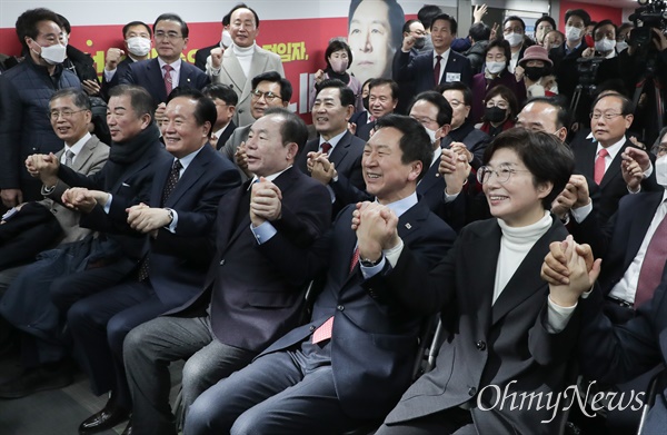국민의힘 당권주자인 김기현 의원이 9일 오후 서울 여의도에서 열린 '이기는 캠프' 개소식에서 기념촬영을 하고 있다.
