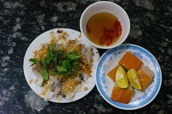 쌀로 만든 피에 소를 채워 넣은 베트남의 길거리 음식 반 꾸온. 베트남에서는 우리가 만두에 간장을 찍어 먹듯 길거리 음식에 느억맘을 곁들이는 모습을 쉽게 볼 수 있다.