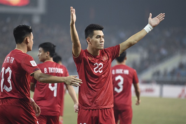  베트남의 응우옌 띠엔 린(오른쪽)이 2023년 1월 9일 월요일 베트남 하노이의 미딘 국립경기장에서 열린 2022 AFF(아세안축구연맹) 챔피언십 준결승 축구 경기에서 인도네시아와 경기 중 환호하고 있다.