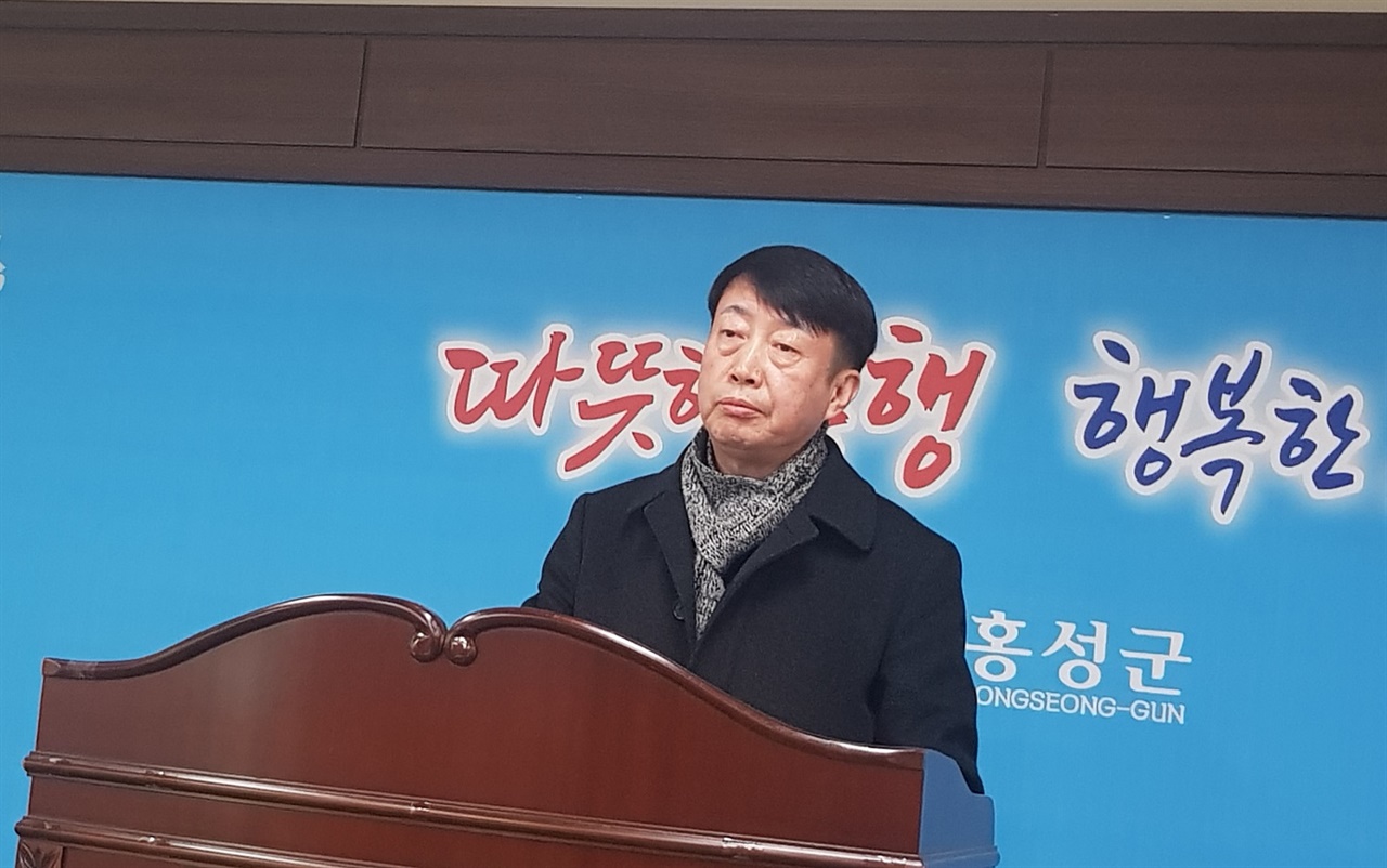 홍성군민 김영길(64)씨는 10일, 오전 10시 홍성군청 기자실에서 기자회견을 열고 이용록 군수가 불법경선을 통해 당선됐다고 주장하며 자진사퇴할 것을 촉구하며 불공정한 업무를 일삼고 있는 공무원들에 대해서도 규탄했다.