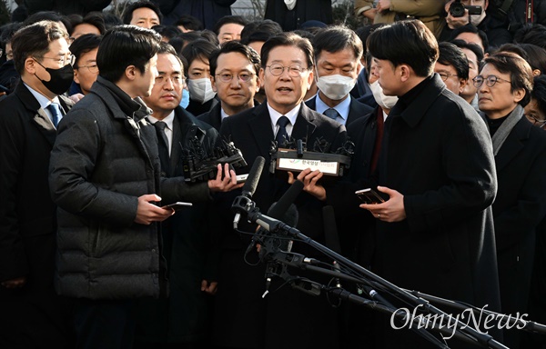 '성남FC 후원금' 의혹을 받고 있는 이재명 더불어민주당 대표가 10일 경기도 성남시 수원지방검찰청 성남지청으로 출석하고 있다.