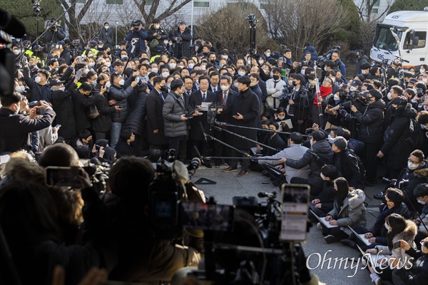  이재명 더불어민주당 대표가 '성남FC 후원금 의혹'과 관련해 10일 오전 경기도 성남시 수원지방검찰청 성남지청에 출석하고 있다.