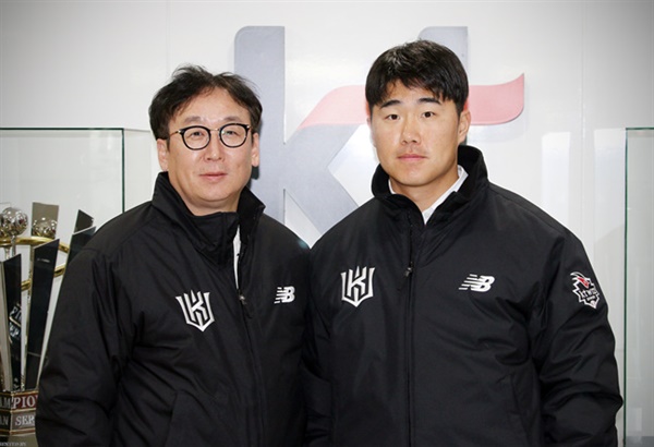  계약 이후 기념사진 촬영에 임한 kt 나도현 단장(왼쪽)과 내야수 신본기(오른쪽)