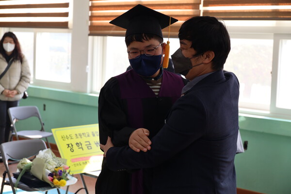 경남 사천시 삼천포초등학교 신수도분교의 마지막 졸업생인 진연성 학생은 담임 선생님 앞에서 끝내 눈시울을 붉혔다.