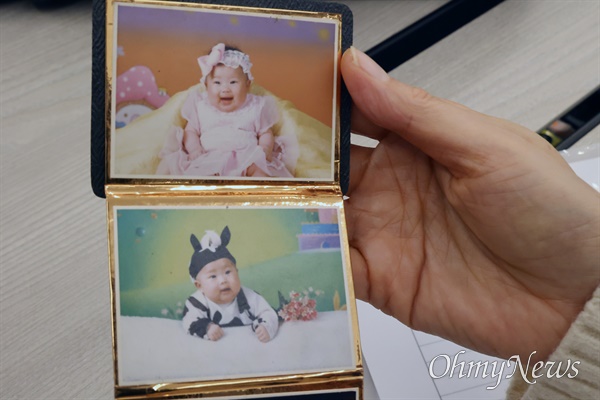 이태원 참사 희생자인 조한나씨 어머니 이애란씨가 딸의 어릴적 사진을 보여주며 "한나가 태어났을 때 세상을 다 가진 기분이었다"고 회상했다.
