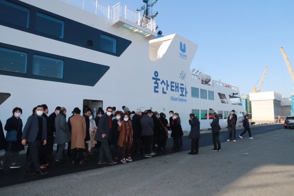  1월 10일 오전 10시, 울산신항에 정박중인 국내 최초 정보통신기술(ICT) 융합 직류 기반 전기 추진 지능형(스마트)선박 '울산 태화호'에 각계 기관장과 정책자문위원들이 승선하고 있다