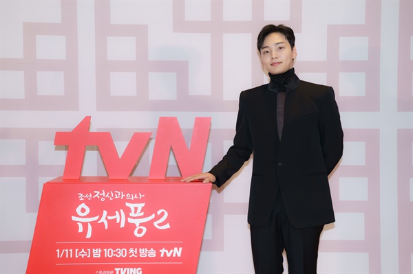  10일 오후 2시 진행된 tvN 새 수목 드라마 <조선 정신과 의사 유세풍2> 제작발표회에서 배우 김민재가 카메라를 향해 포즈를 취하고 있다.