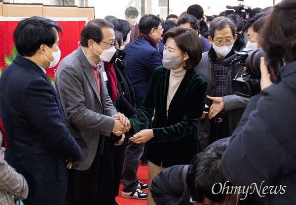  나경원 전 저출산고령사회위원회 부위원장이 11일 오전 서울 동작구 동작구청에서 열리는 신년하례회에 참석해 주민들과 인사를 하고 있다. 