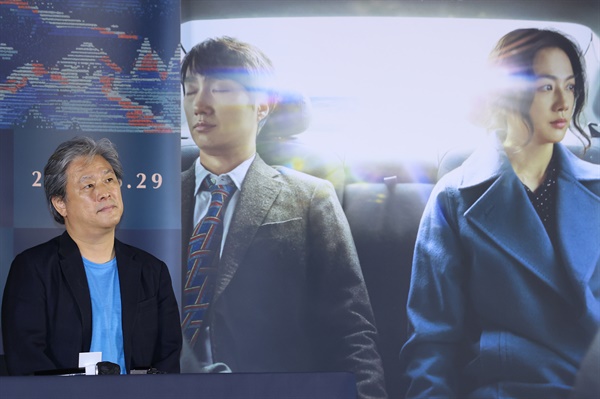  박찬욱 감독이 지난해 6월 21일 오후 서울 용산구 CGV용산아이파크몰에서 열린 영화 '헤어질 결심' 언론시사회에서 취재진의 질문을 듣고 있다. 