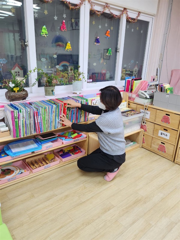  홀로 남아 유치원 뒷정리를 하는 최선미 선생님