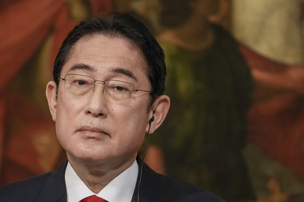 기시다 후미오 일본 총리가 2023년 1월 10일 이탈리아 조리지아 멜로니 총리와 회담 후 기자회견을 하고 있다. 