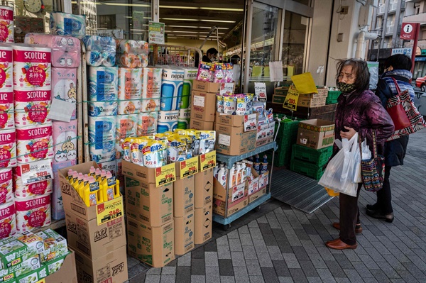 일본 도쿄의 슈퍼마켓 앞에서 한 시민이 매장 바깥에 진열된 상품들을 보고 있다. 