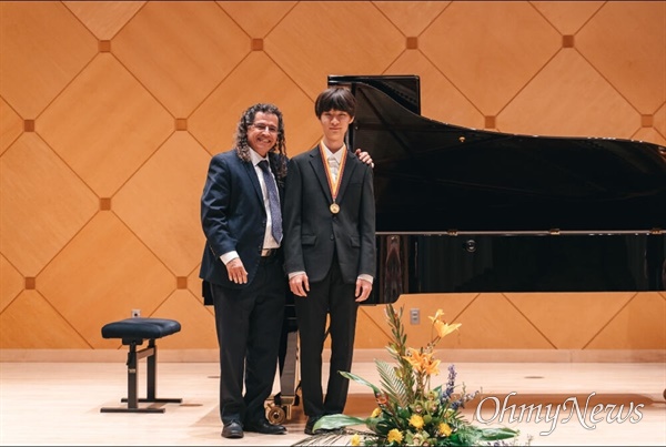  뵈젠도르퍼&야마하 USASU 국제 피아노 콩쿠르(Bosendorfer and Yamaha USASU International Piano Competition)에서 피아니스트 홍석영이 13~15세가 경합하는 '야마하 주니어(Yamaha Junior)' 부문에 출전해 1위를 차지했다.