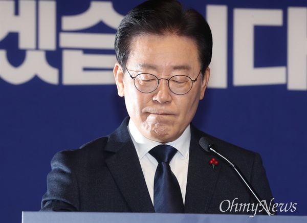 이재명 더불어민주당 대표가 12일 서울 여의도 국회 사랑재에서 신년 기자회견에서 기자들의 질문을 받으며 목을 축이고 있다.