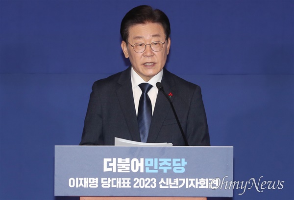이재명 더불어민주당 대표가 12일 서울 여의도 국회 사랑재에서 신년 기자회견을 하고 있다.