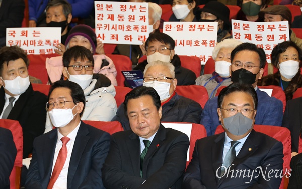 정진석 한일의원연맹 회장과 조현동 외교부 1차관이 12일 오전 서울 여의도 의원회관 대회의실에서 열린 강제징용 해법 논의를 위한 공개토론회에 참석하고 있다.