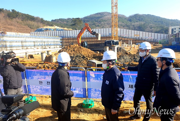 원희룡 국토교통부 장관(왼쪽에서 두 번째)이 12일 오전 창원 명곡동 공공주택지구 조성공사현장을 찾고 있다.