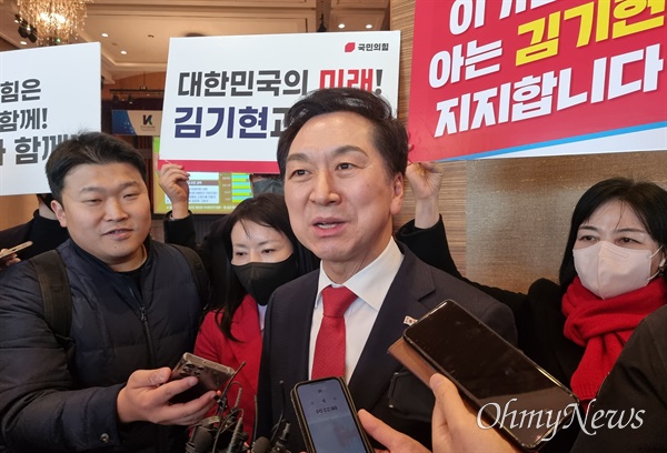 국민의힘 당권주자인 김기현 의원이 12일 오전 대구 인터불고에서 기자들과 만나 유승민 전 의원이 전날 당대표가 되면 윤핵관에게 공천을 하지 않겠다고 한 발언과 관련해 비판했다.
