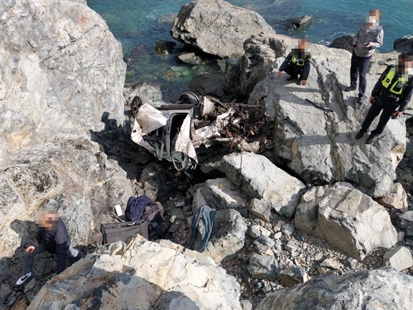 12일 오전 10시 50분경 경남 거제시 남부면 다포리 여차전망대 밑 낭떠러지 바닷가에서 4명의 변사체가 발견됐다.