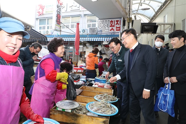  홍남표 창원특례시장, 설 앞두고 노인복지관-마산어시장 방문.