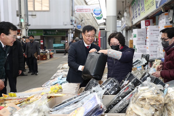  홍남표 창원특례시장, 설 앞두고 노인복지관-마산어시장 방문.