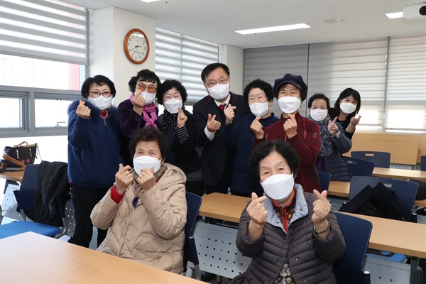 홍남표 창원특례시장, 설 앞두고 노인복지관-마산어시장 방문.