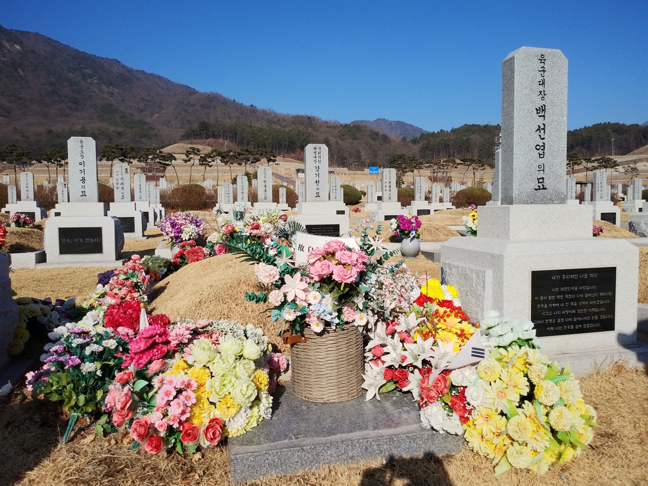 국립 대전현충원의 유일한 '꽃 대궐', 백선엽 묘소. 워낙 화려하게 치장되어 멀리서도 눈에 띈다.